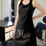 Tablier Salon de cheveux employé personnalisé noir et or<br><div class="desc">Salon moderne moderne et glamour élégant et coiffeur / tablier de nom avec typographie chic tendance en noir et faux or métallique en cuivre avec ciseaux et un petit coeur. Convient pour salon de coiffure, studio de beauté, coiffeur, coiffeur professionnel. Choix parfait pour un look professionnel élégant et sophistiqué. Veuillez...</div>