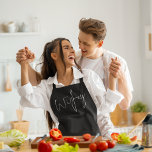 Tablier Script moderne Wifey Date Blanc Noir<br><div class="desc">Script moderne Wifey Date Blanc Noir. Excellent article pratique pour la boîte cadeau pré-mariage de la mariée. Personnalisez facilement la date du mariage.</div>