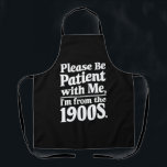 Tablier S'il vous plaît, soyez patient avec moi Je viens d<br><div class="desc">S'il vous plaît,  soyez patient avec moi Je viens des années 1900</div>