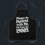 Tablier S'il vous plaît, soyez patient avec moi Je viens d<br><div class="desc">S'il vous plaît,  soyez patient avec moi Je viens des années 1900</div>