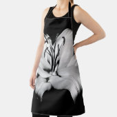 Tablier Silver Lily : Élégance Florale Monochrome. (Insitu)