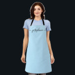 Tablier Simple Blue Chic Elegant Nom Script<br><div class="desc">Elle va adorer un tablier personnalisé en cuisinant ces bonbons,  en cuisinant de délicieux plats ou en travaillant avec ses plantes. Un cadeau parfait pour encourager ses talents. Script noir pour le nom avec embellissement longue queue sur bleu.</div>
