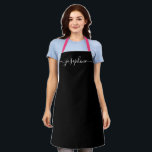 Tablier Simple noir blanc chic élégant Script de nom<br><div class="desc">Elle va adorer un tablier personnalisé en cuisinant ces bonbons,  en cuisinant de délicieux plats ou en travaillant avec ses plantes. Un cadeau parfait pour encourager ses talents. Script noir pour le nom avec des embellissements à queue longue sur noir.</div>