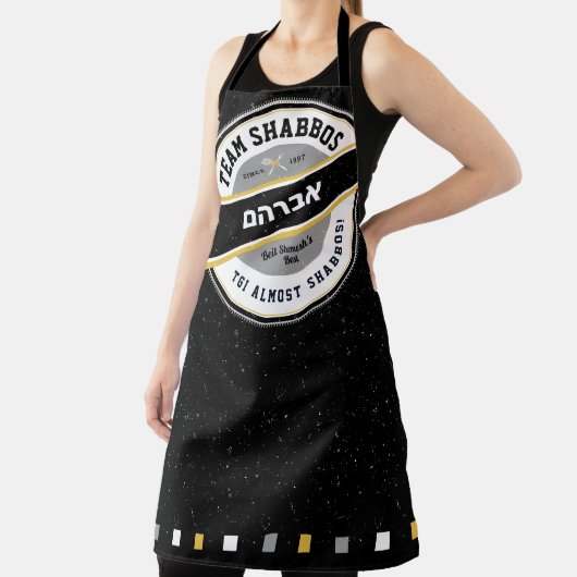 Tablier Team Shabbos Apron HIS/HERS en noir avec hébreu (Insitu)