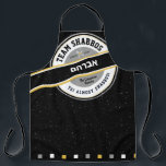 Tablier Team Shabbos Apron sur le noir avec l'hébreu<br><div class="desc">Notre tablier SHABBOS TREAM sur Black est un moyen cool de faire monter tout le monde à bord avec la préparation Shabbos. Parfait pour la Fête des pères ou N'importe quel jour. Venez voir tous les membres de l'équipe et regardez-les entrer ! TOUT le texte sur ce patiné aspect urbain,...</div>
