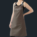 Tablier Terme ton brun Chic Elegant Nom<br><div class="desc">Elle va adorer un tablier personnalisé en cuisinant ces bonbons,  en cuisinant de délicieux plats ou en travaillant avec ses plantes. Un cadeau parfait pour encourager ses talents. Écriture blanche pour le nom avec des embellissements à queue longue sur le brun de la terre.</div>
