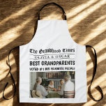 Tablier Titre de journal personnalisé | Meilleur grand-par<br><div class="desc">Faites votre temps en cuisine encore plus spécial avec ce tablier personnalisé "Grandhood Times" amusant et chaleureux ! Revêtu comme une page d'accueil d'un journal, ce tablier personnalisé présente votre photo de famille préférée, les noms des petits-enfants et un gros titre en gras les déclarant les meilleurs grands-parents jamais vus....</div>