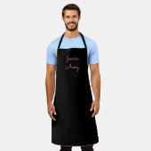 Tablier Tout nom | Script rose modifiable Cool sur noir (Porté)