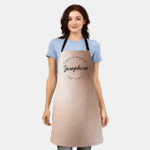 Tablier Typographie d'entreprise rose de coiffure et maqui (Porté)