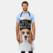 Tablier Un chien Beagle amusant s'assoit pour manger des e (Porté)