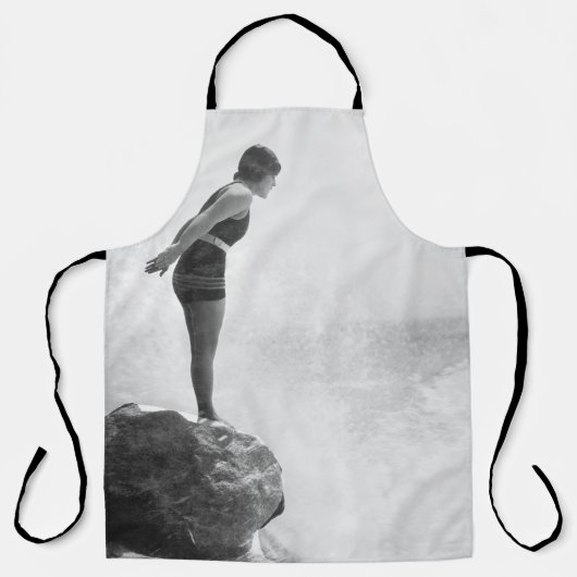 Tablier Une nageuse sur la roche au-dessus du surfvintage  (Recto)