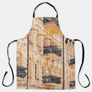 Tablier Une vieille maison jaune aux balcons en fer forgé.