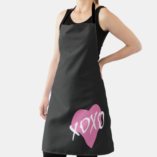 Tablier Valentine XOXO Coeur rose sur Noir (Insitu)