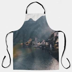 TABLIER VILLE À CÔTÉ DU CORPS D'EAU ET DES MONTAGNES