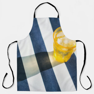Tablier Vitre à boire transparent avec liquide jaune