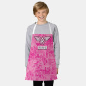 Tablier Wonder Woman Pink Comic Book Collage Logo (Porté)