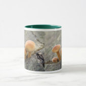 Tabourets sur un tronc d'arbre Mug (Centre)