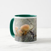 Tabourets sur un tronc d'arbre Mug (Devant gauche)