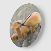 Tabourets sur une horloge murale d'arbre (Angle)