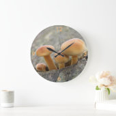 Tabourets sur une horloge murale d'arbre (Maison)