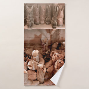 Tack Room vol met Well Worn Cowboy Bootsboots, cow Badhanddoek