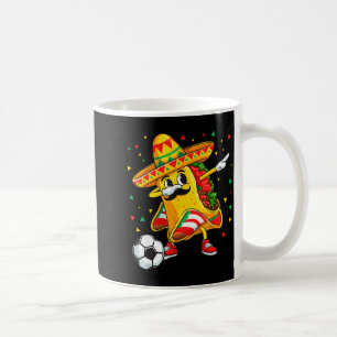 Taco speelt voetbal mexicaans cinco de mayo sombre koffiemok