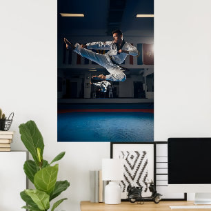 Taekwondo-atleet die vliegende zijkick uitvoert poster