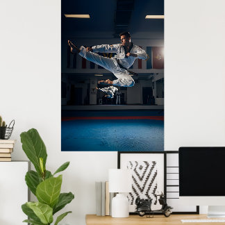 Taekwondo-atleet die vliegende zijkick uitvoert poster