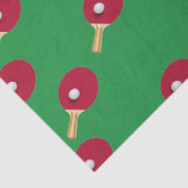 Tafeltennisracket en bal op groen tissuepapier (Detail)