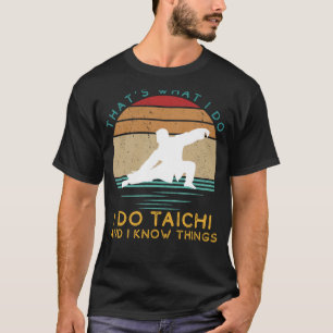Tai Chi Maestro: vloeiende bewegingen en verlichte T-shirt