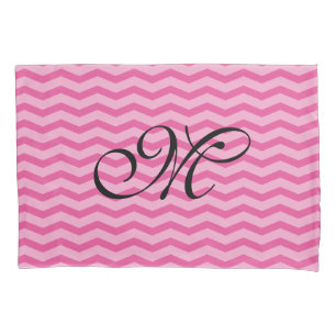 Taie d'oreiller décorée d'un monogramme rose de