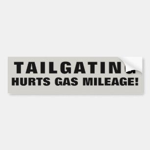 Tailgating doet pijn gas kilometers!. Breed letter Bumpersticker