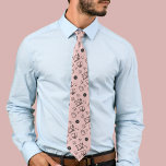 Tailor Seamstress Profession père Cravate<br><div class="desc">La cravate masculine est ornée d'un élégant motif inspiré de l'équipement du tailleur, ce qui en fait un cadeau réfléchi à présenter à un père, un grand-père ou un oncle qui travaille ou a une passion pour la couture et la couture. La conception présente une variété de symboles et d'outils...</div>