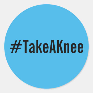 #TakeAKnee, texte noir sur les autocollants bleu v