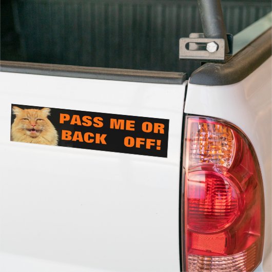Talking Cat zegt "Pass or back off" Bumpersticker (Op Truck)