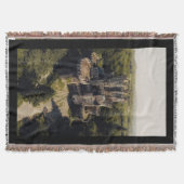 Tall Grey Stone Castle in Green Overgrown Bossen Deken (Voorkant)