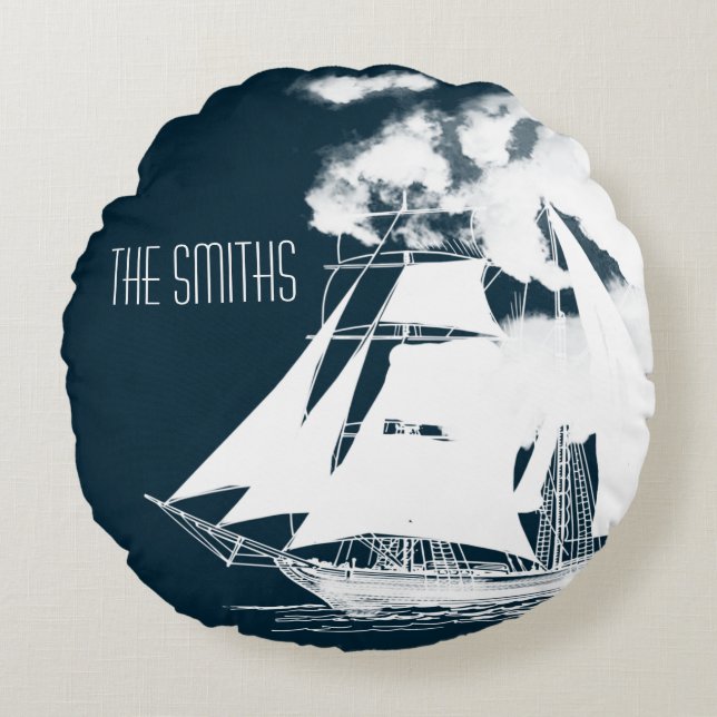 Tall Ship & Clouds Nautical Rond Kussen (Voorkant)