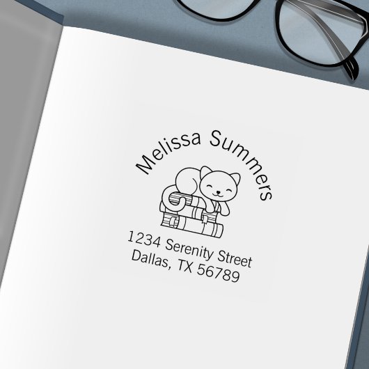 Tampon Auto-encreur Adresse de chat heureux sur une pile de livres