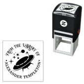 Tampon Auto-encreur Alien Spacship Extraterrestrial Library Nom du liv (En situation)