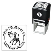 Tampon Auto-encreur Bébé girafe tacheté mangeant une feuille de livre  (En situation)