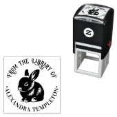 Tampon Auto-encreur Bébé lapin lapin mignon "De la bibliothèque de" #1 (En situation)