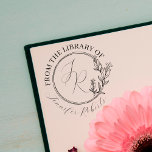 Tampon Auto-encreur Bibliothèque Initiales de script floral féminin Pl<br><div class="desc">Faites une impression durable et élégante avec ce magnifique design floral "From the Library of" autocollant tampon en caoutchouc. Le texte classique de serif ex libris est contrasté avec un cadre botanique moderne de plusieurs cercles dessinés à la main et vos initiales et votre nom dans des scripts calligraphiques. Un...</div>