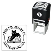 Tampon Auto-encreur Cat Lying on open Book - Library Book Name (En situation)