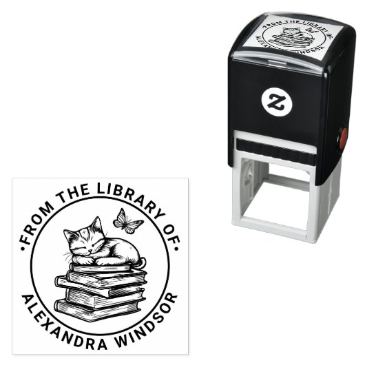Tampon Auto-encreur Cat Sleeping on Books, Papillon Library Nom du liv (En situation)