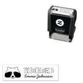 Tampon Auto-encreur Ce livre appartient au nom personnalisé joli racco (En situation)