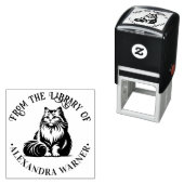 Tampon Auto-encreur Chat à poils longs et duveteux assis #1 Nom du liv (En situation)