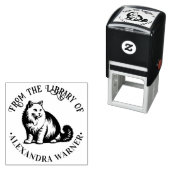 Tampon Auto-encreur Chat à poils longs et duveteux assis #2 Nom du liv (En situation)