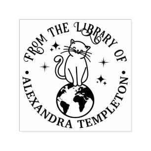 Tampon Auto-encreur Chat assis sur le dessus de Monde #1 Nom du livre 