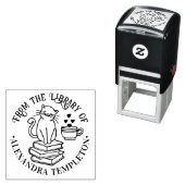 Tampon Auto-encreur Chat assis sur les livres #3, Nom de la bibliothèq (En situation)