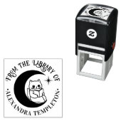 Tampon Auto-encreur Chat lisant dans un nom de livre de bibliothèque e (En situation)